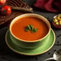Soupe à la Tomate au Restaurant Everest : Un Classique Réconfortant avec une Touche Indienne